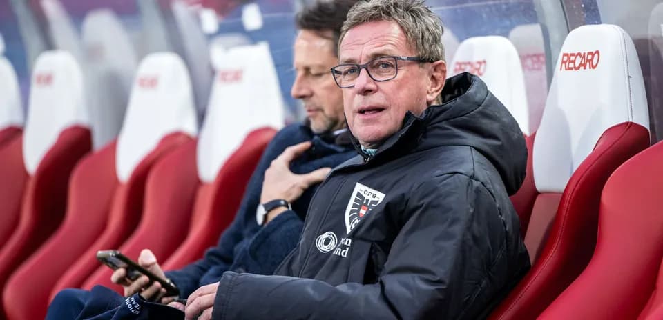 Entrenador sentado en el banquillo durante el partido