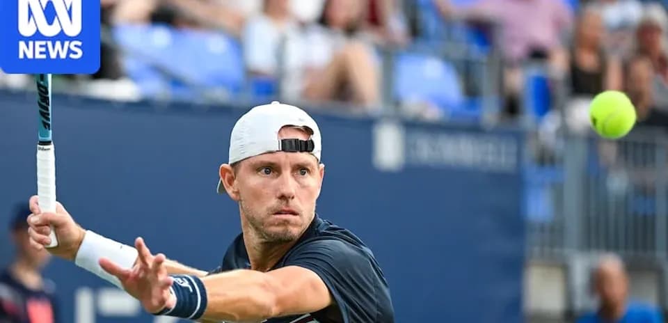 Jugador de tenis golpeando una pelota en partido
