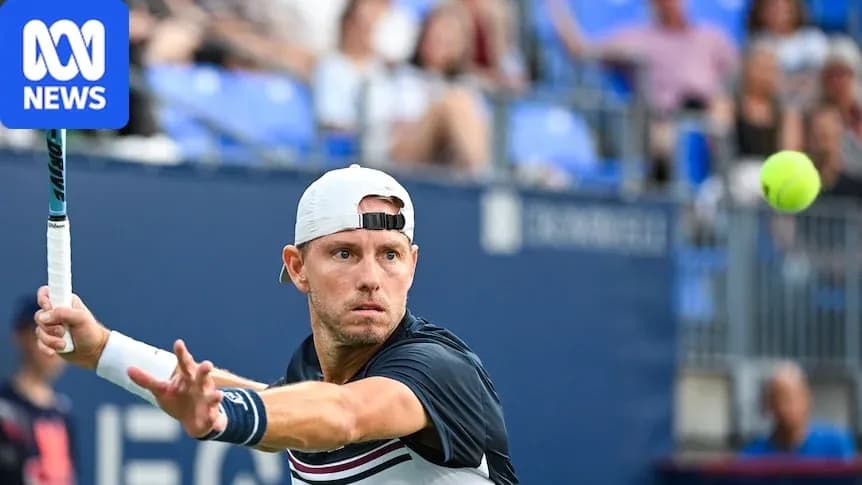 Jugador de tenis golpeando una pelota en partido