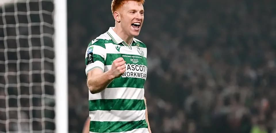 Jugador celebrando un gol con camiseta de equipo