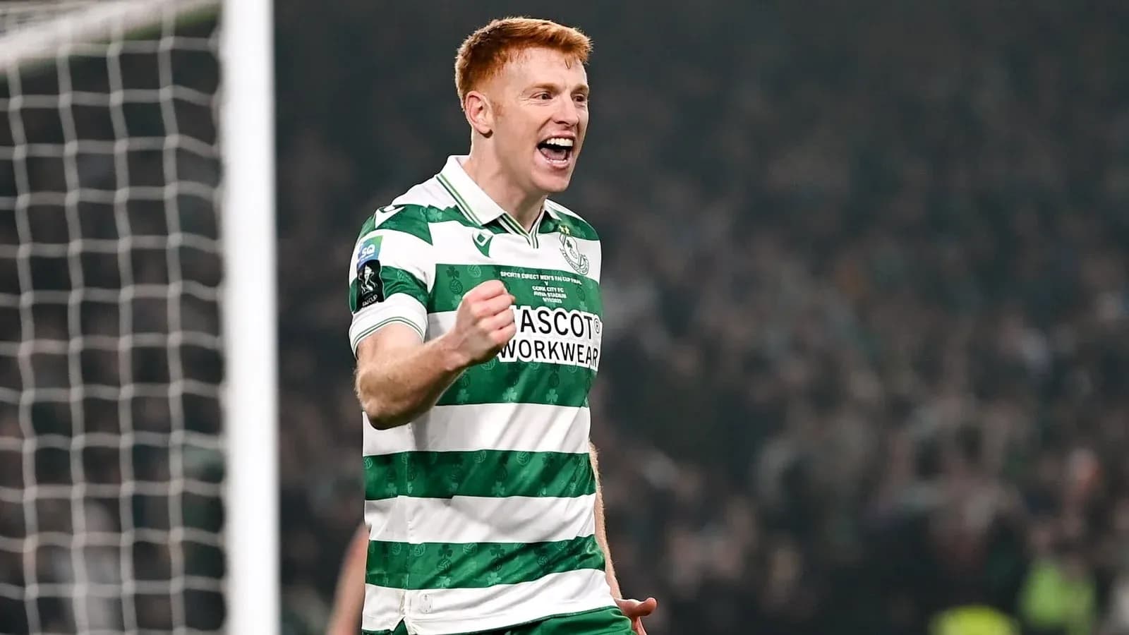 Jugador celebrando un gol con camiseta de equipo