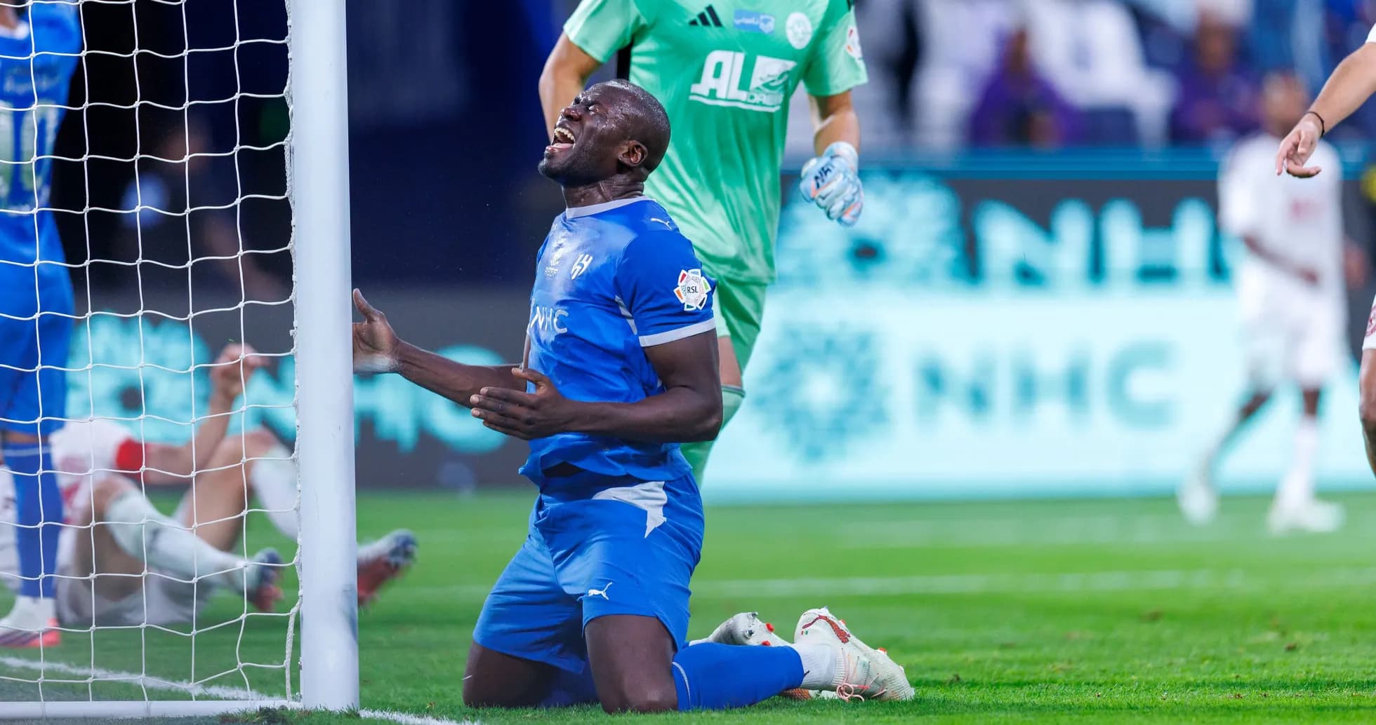 Jugador arrodillado tras fallar una oportunidad de gol