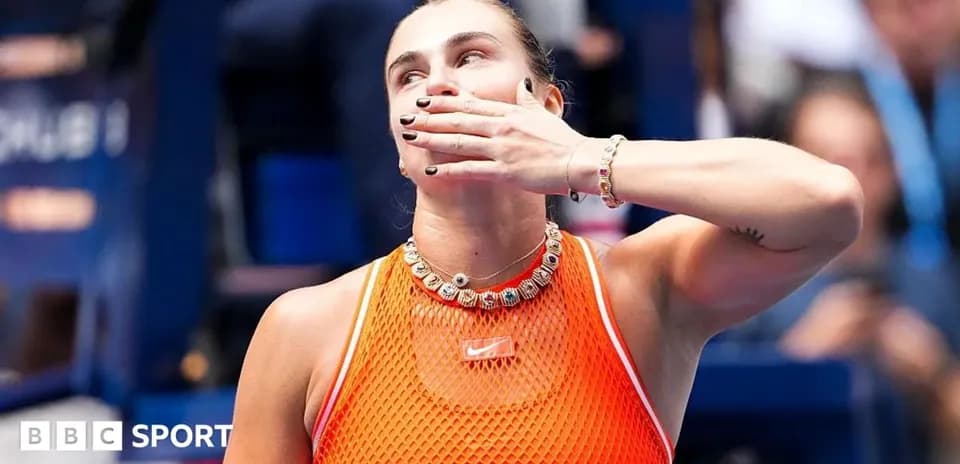 Jugadora de tenis saludando al público tras partido
