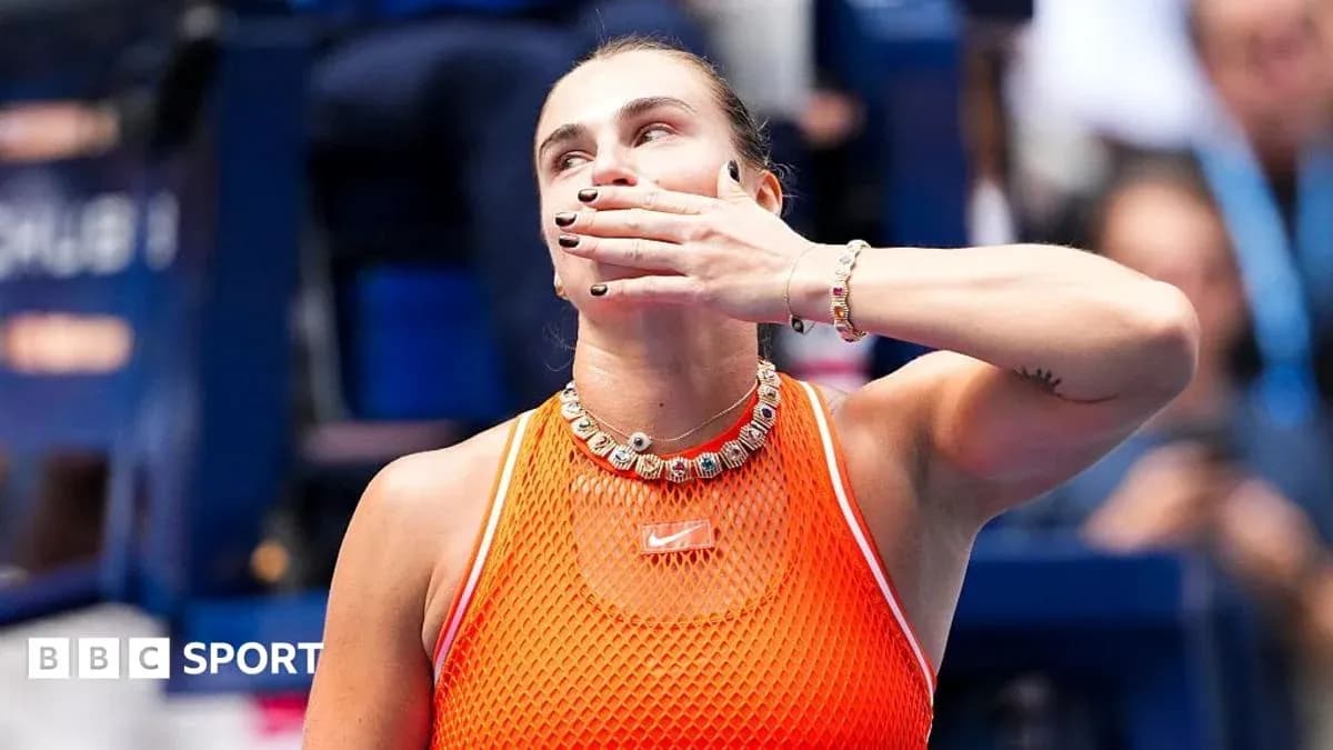 Jugadora de tenis saludando al público tras partido