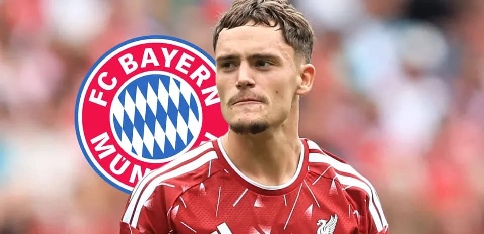 Jugador de Liverpool con camiseta roja y logo de Bayern