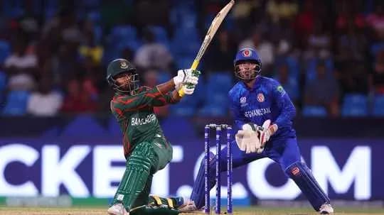 Bateador de Bangladesh golpeando la pelota en partido
