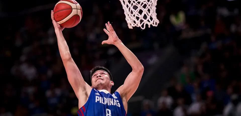 Jugador de baloncesto lanzando a canasta