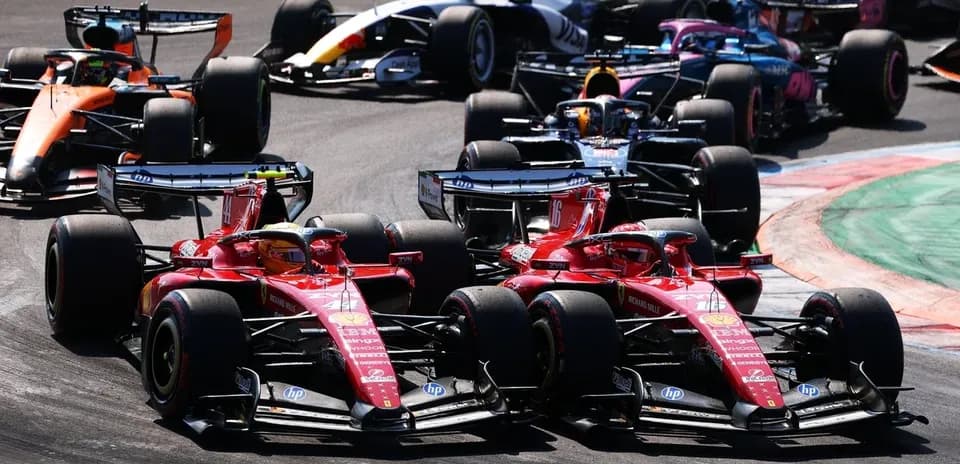 Dos coches Ferrari compitiendo en una curva de carrera