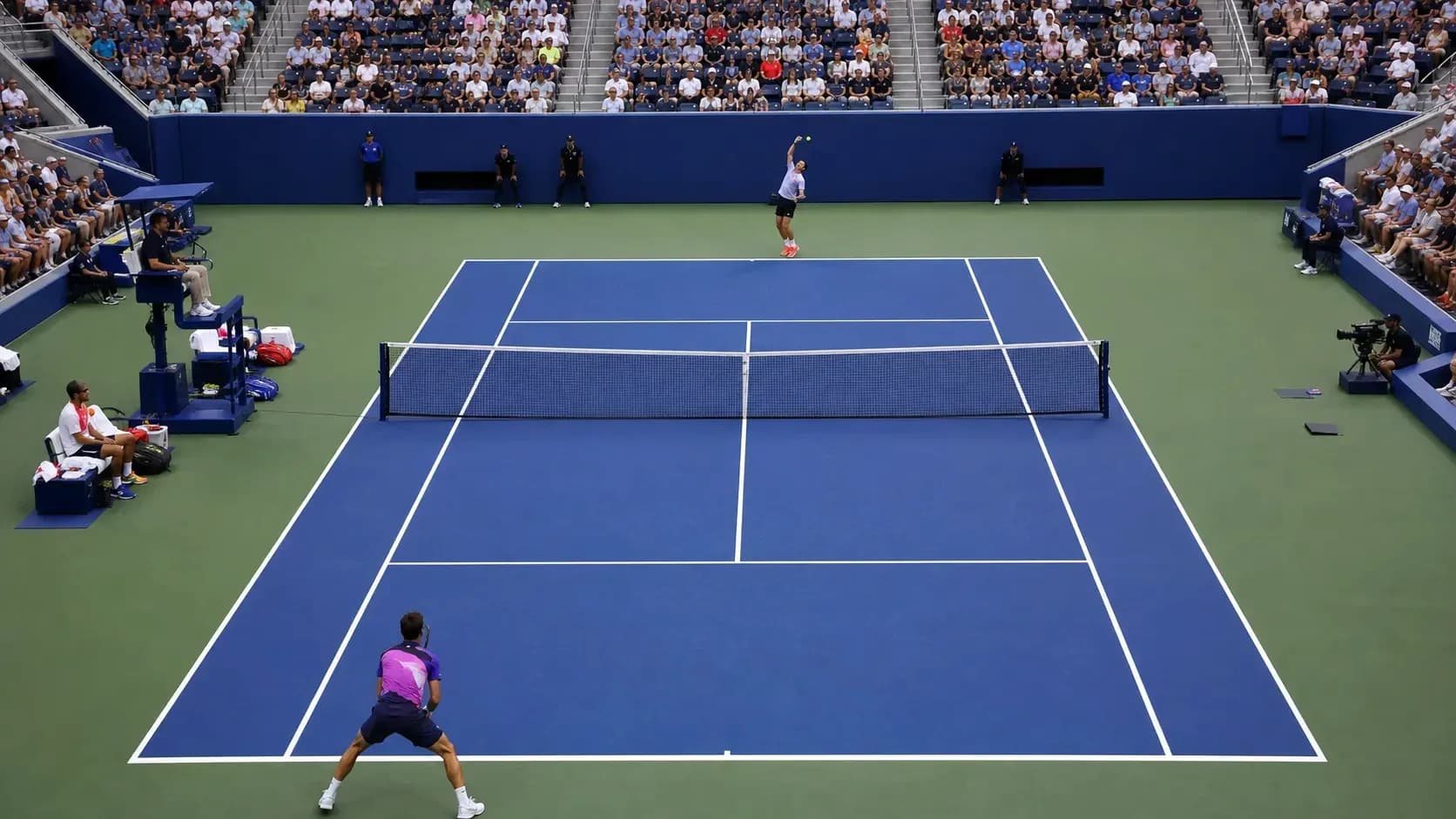 Jugador sirviendo en un partido de tenis