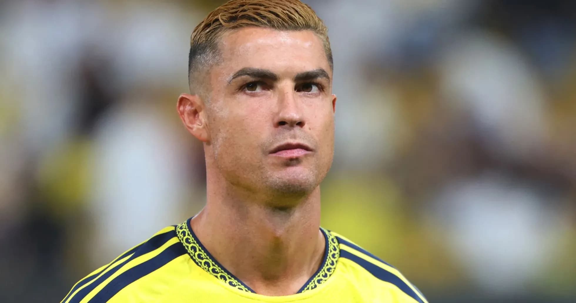 Jugador con camiseta amarilla en el campo