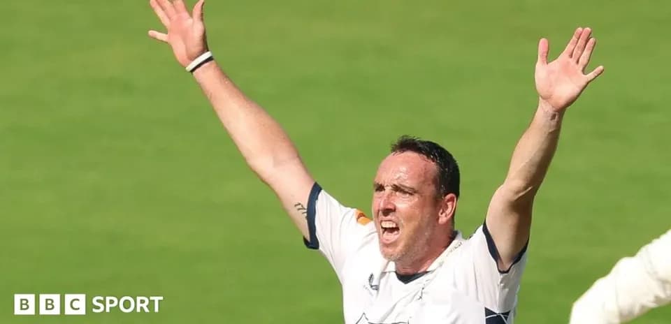 Jugador de cricket celebrando un wicket en el campo