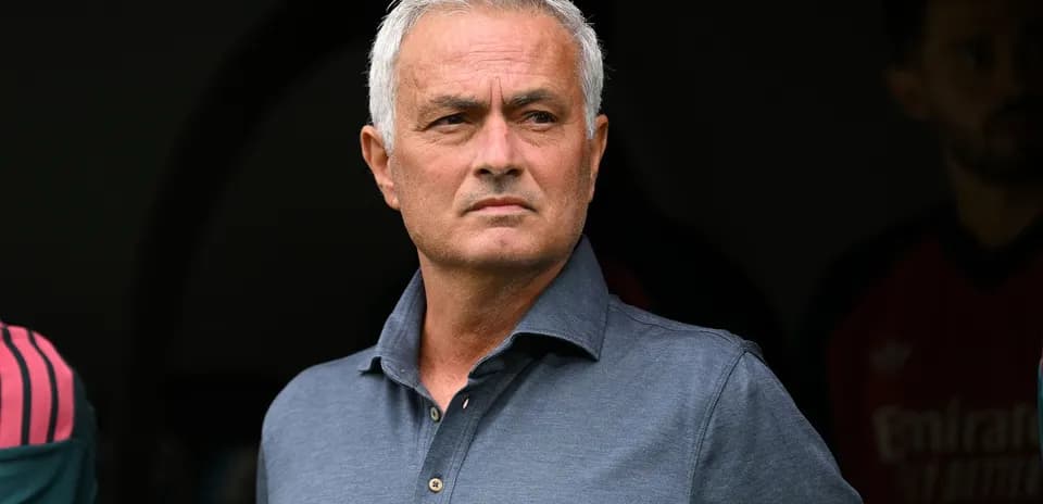 Entrenador observando desde la banca durante partido