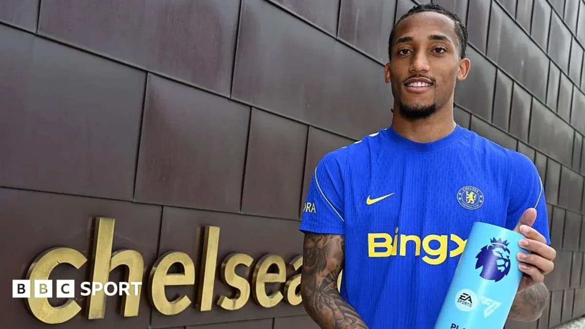 Jugador de Chelsea sosteniendo trofeo de Premier League