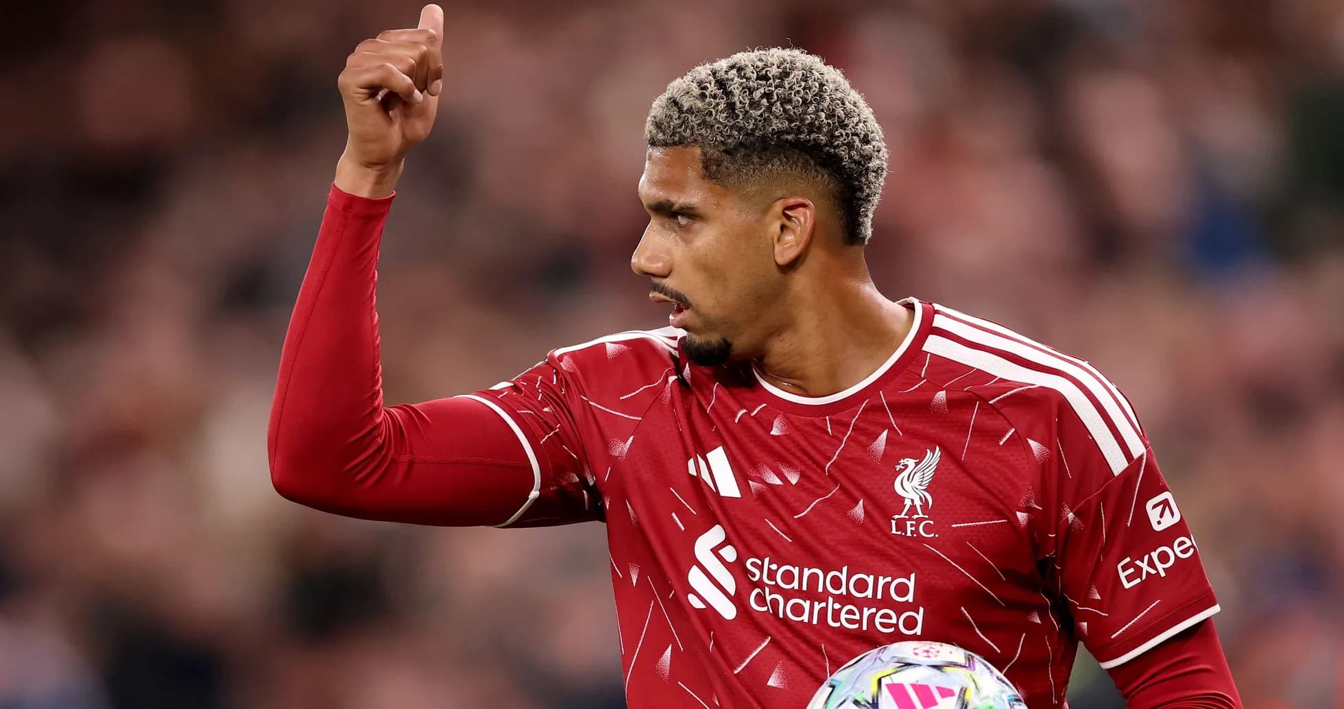 Jugador de Liverpool levantando el pulgar en partido