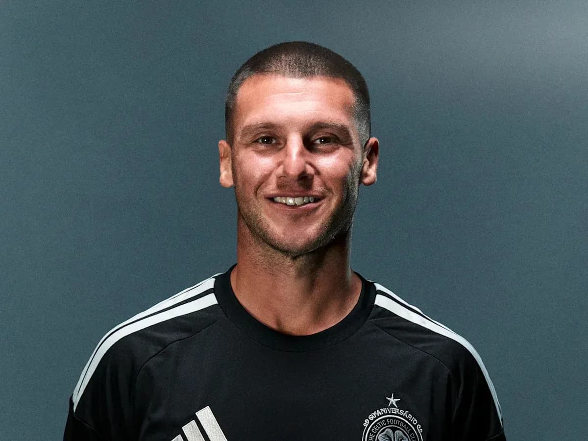 Jugador sonriente en camiseta negra con rayas blancas