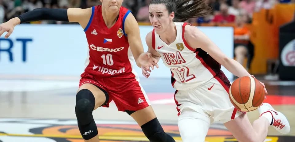 Jugadora de USA driblando ante rival de Česko