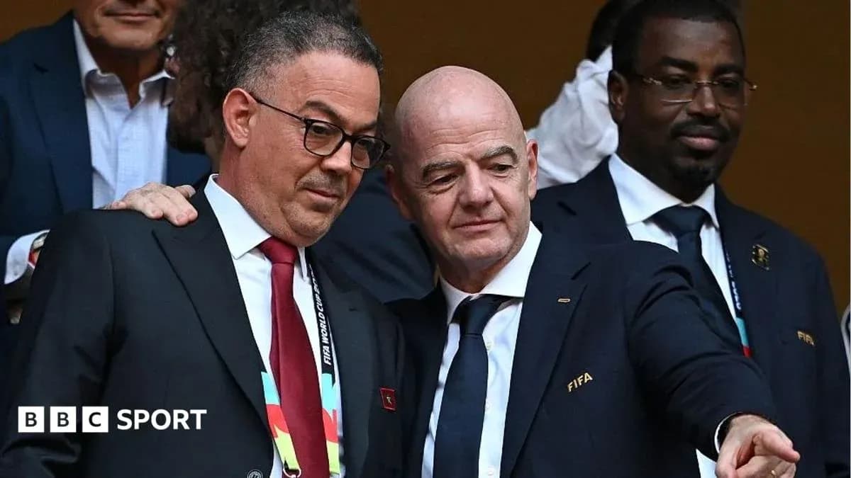 Dos funcionarios de FIFA conversando en evento deportivo