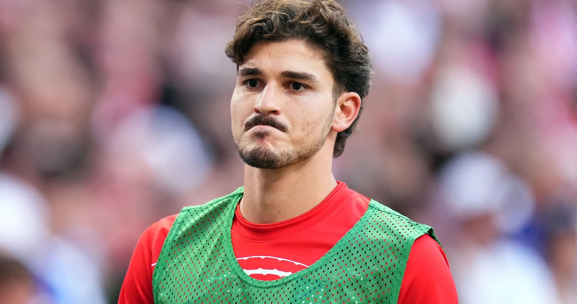 Jugador en la banca durante un partido de fútbol
