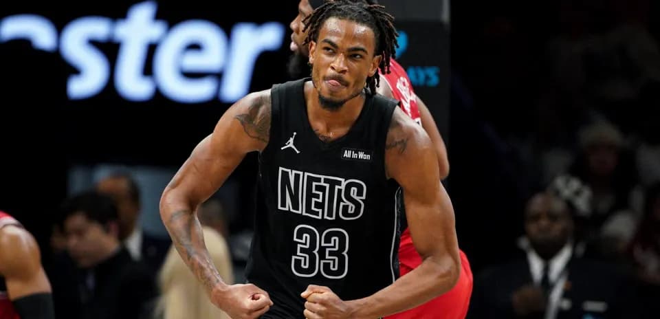 Jugador de los Nets celebrando una jugada en la cancha