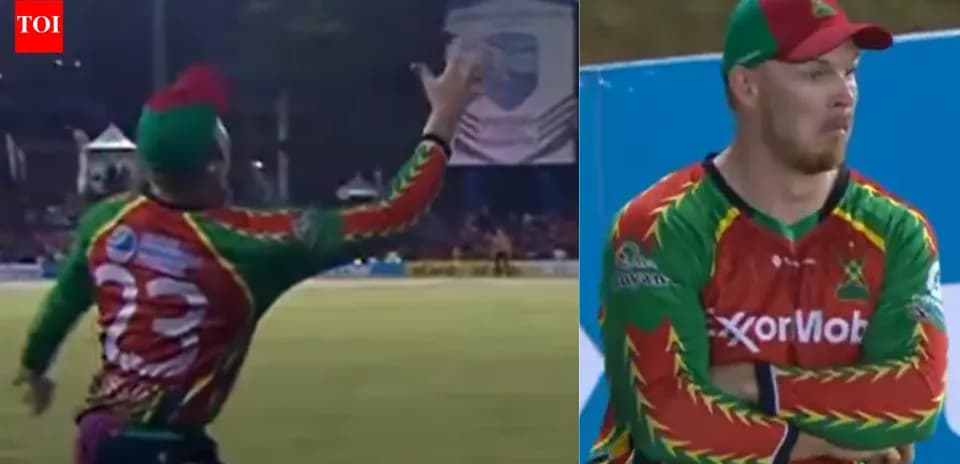 Jugador lanzando la pelota durante un partido de cricket