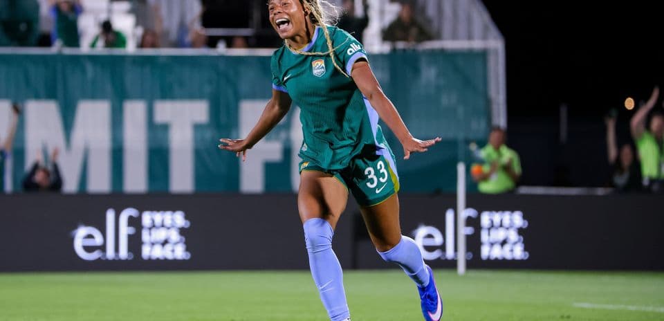 Jugadora celebrando un gol en el campo