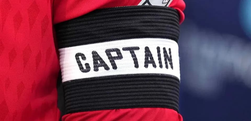 Brazo con cinta de capitán en uniforme deportivo