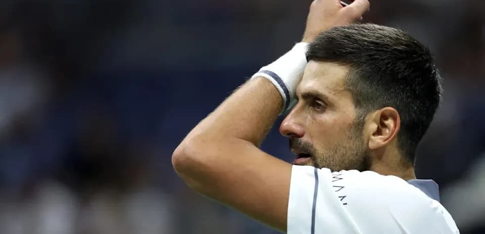 Jugador de tenis ajustándose la muñeca durante partido