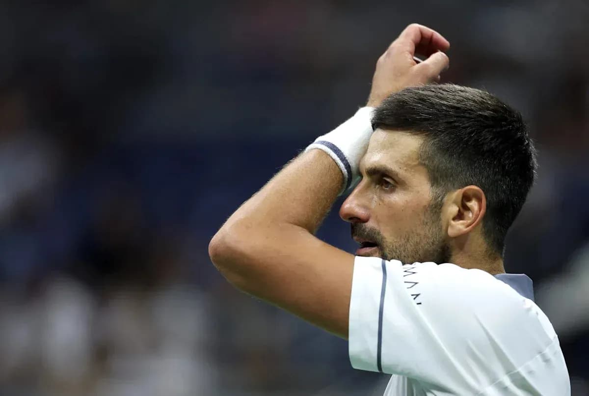 Jugador de tenis ajustándose la muñeca durante partido