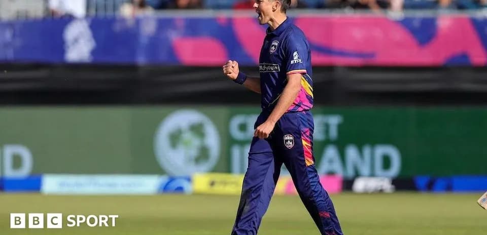 Jugador celebrando tras un wicket en partido de cricket