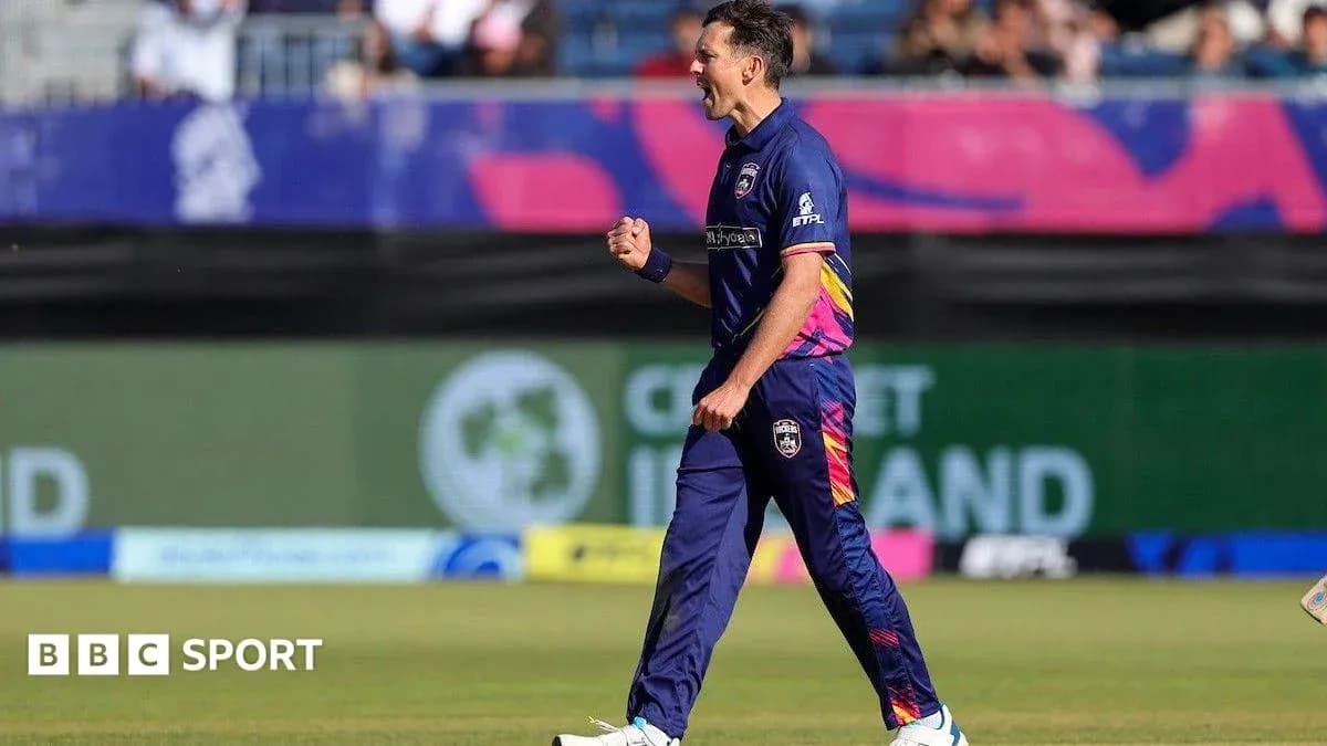 Jugador celebrando tras un wicket en partido de cricket