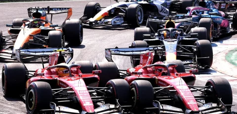 Varios coches de Fórmula 1 compitiendo en la pista