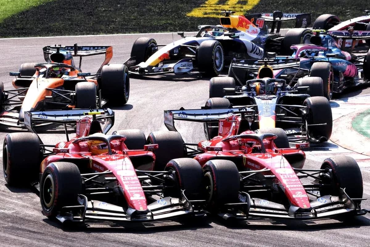 Varios coches de Fórmula 1 compitiendo en la pista