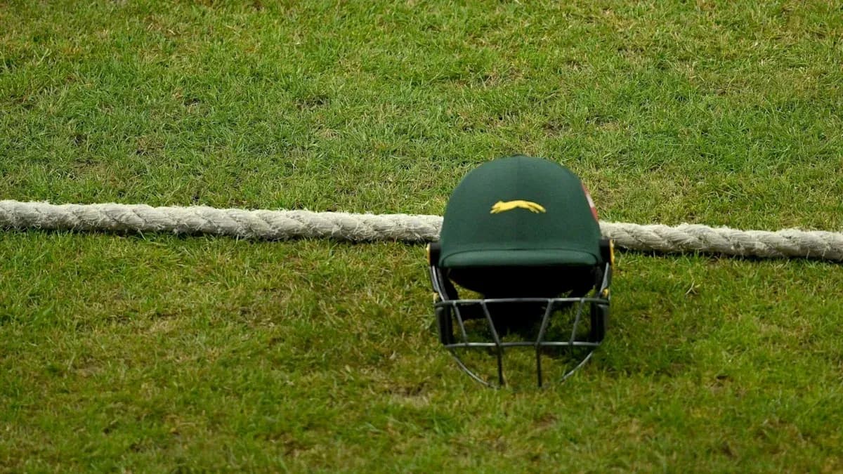 Casco de cricket en el campo de juego