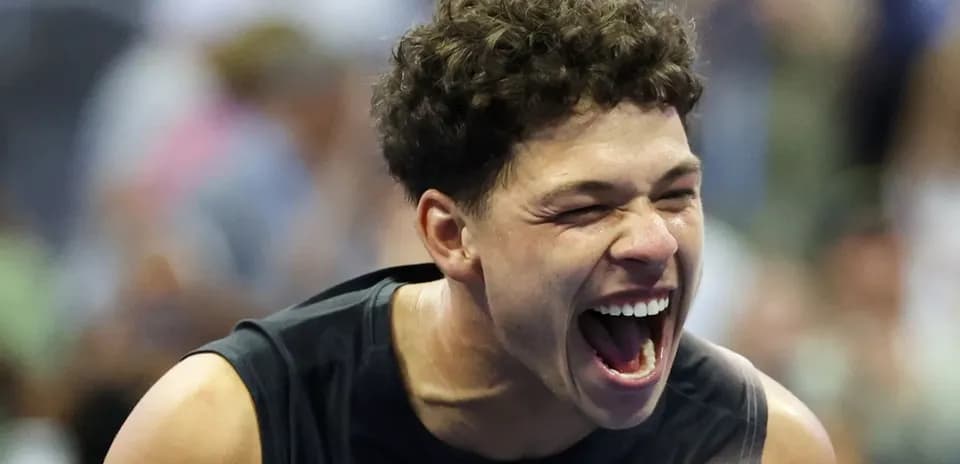 Jugador celebrando durante un partido de tenis