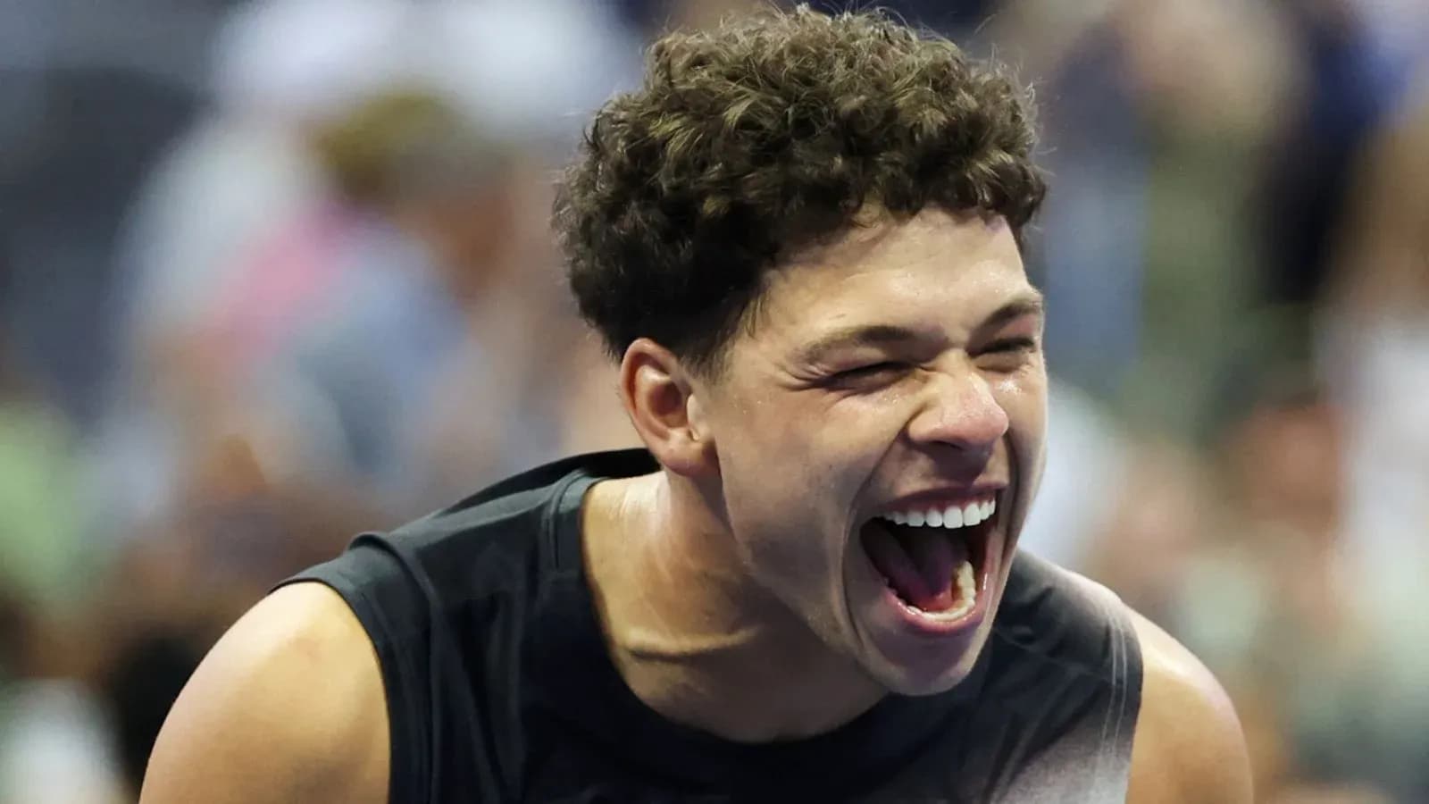Jugador celebrando durante un partido de tenis