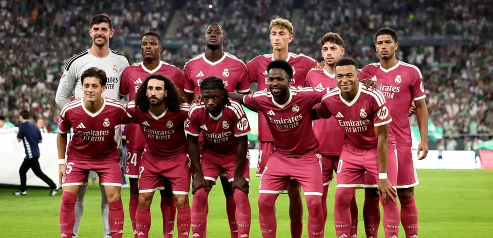 Jugadores de Real Madrid posando en el campo