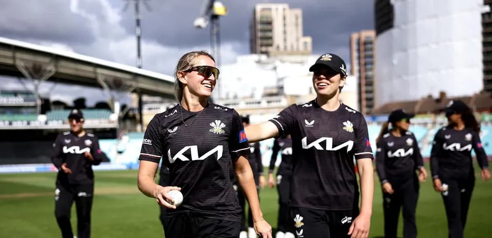 Jugadoras de cricket de Surrey saliendo del campo