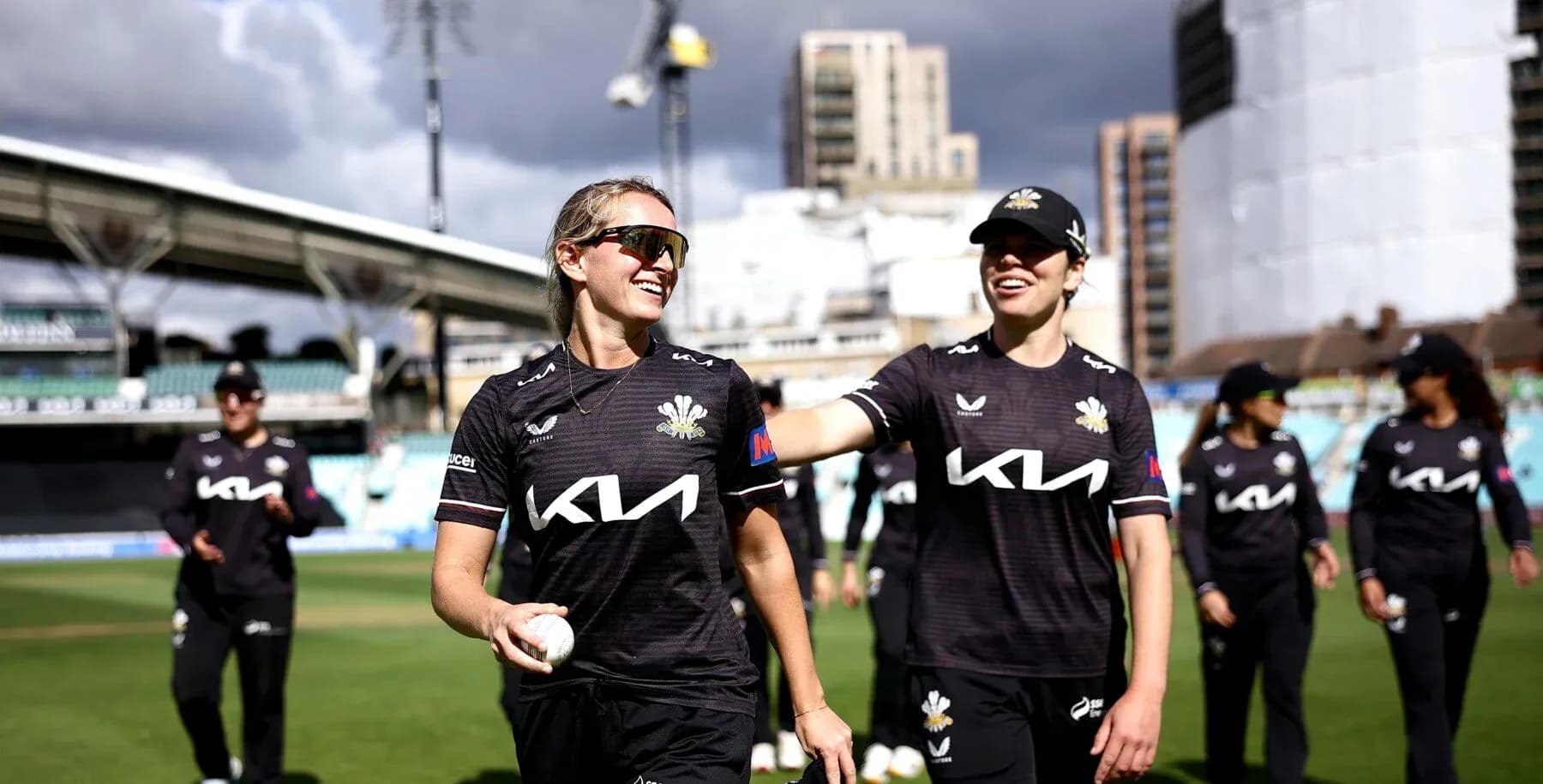 Jugadoras de cricket de Surrey saliendo del campo