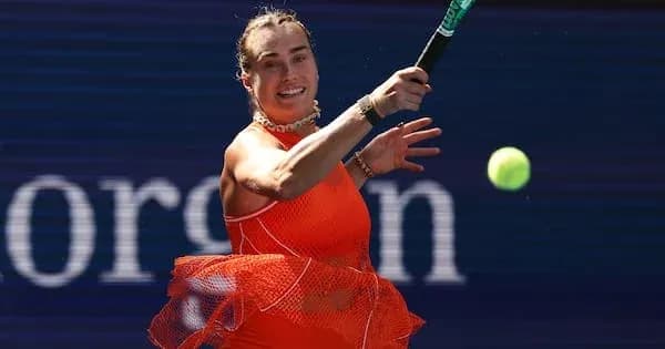 Jugadora de tenis golpeando la pelota en la cancha