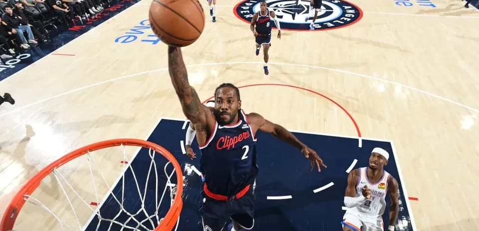 Jugador de los Clippers realizando un mate en el partido