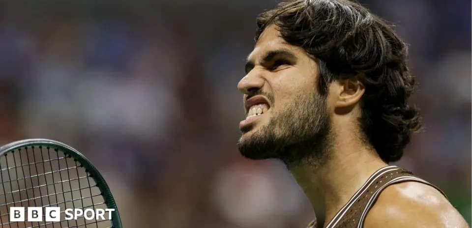 Jugador de tenis mostrando intensidad durante un partido
