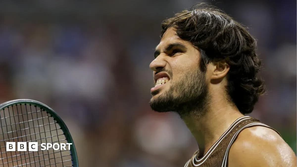 Jugador de tenis mostrando intensidad durante un partido