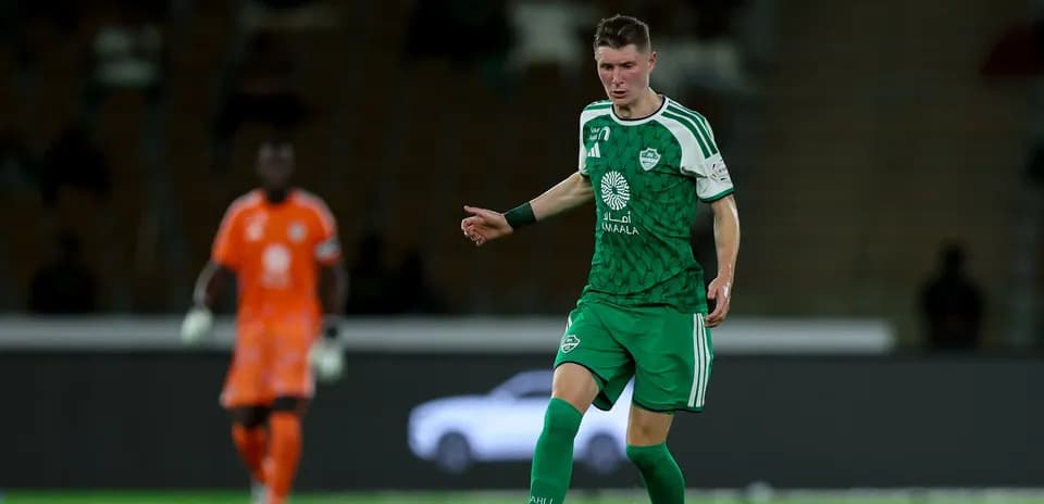 Jugador en uniforme verde durante un partido de fútbol
