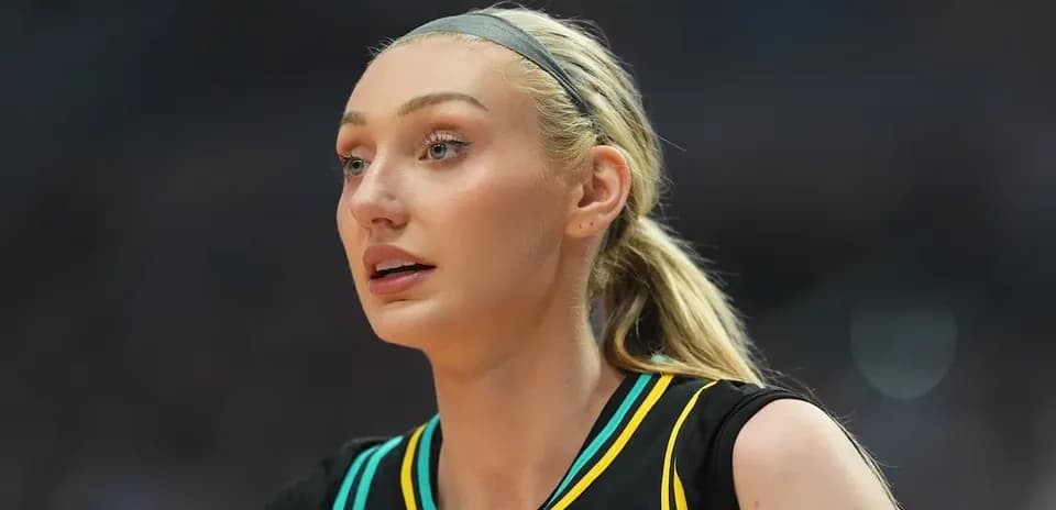 Jugadora de baloncesto en acción durante el partido