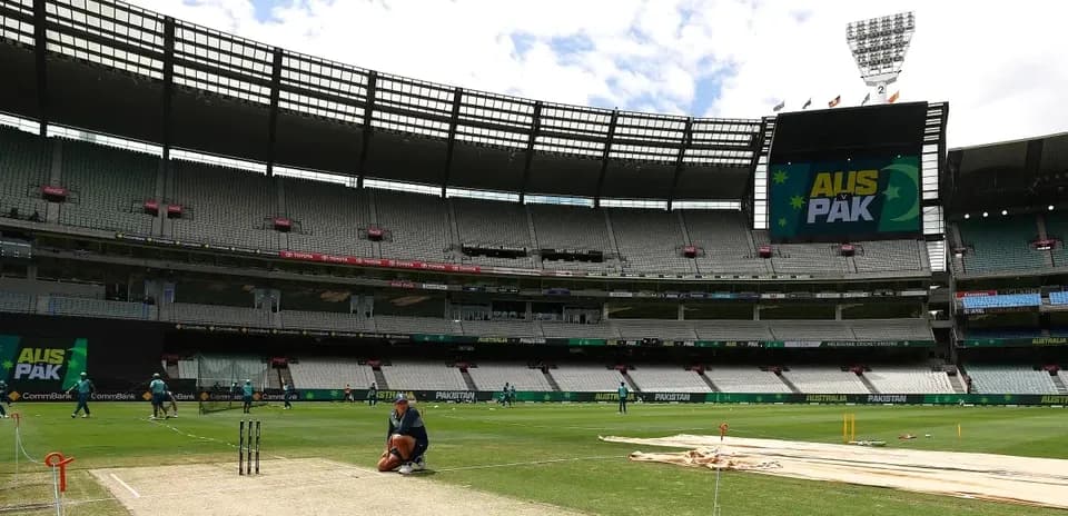 Jugadores entrenando en el campo de cricket vacío