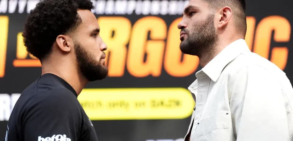 Dos boxeadores cara a cara en conferencia de prensa