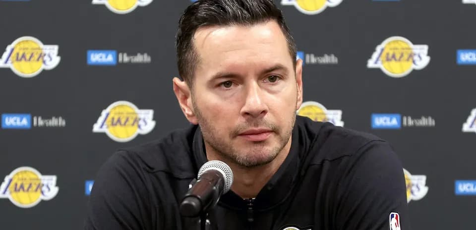 Entrenador hablando en conferencia de prensa de Lakers