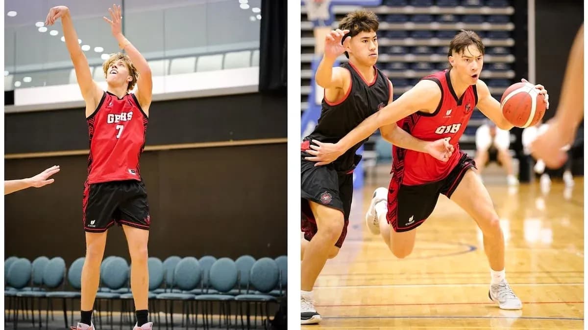 Jugadores de baloncesto en acción durante el partido