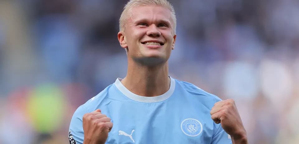 Jugador de Manchester City celebrando con los puños en alto