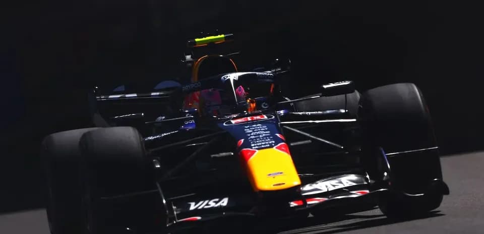 Coche de Fórmula 1 en acción en pista